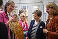 Prachtexemplar: Stolz präsentiert Bettina Langbein eine große Schildkröte aus der Biologiesammlung des Egbert-Gymnasiums.&nbsp;