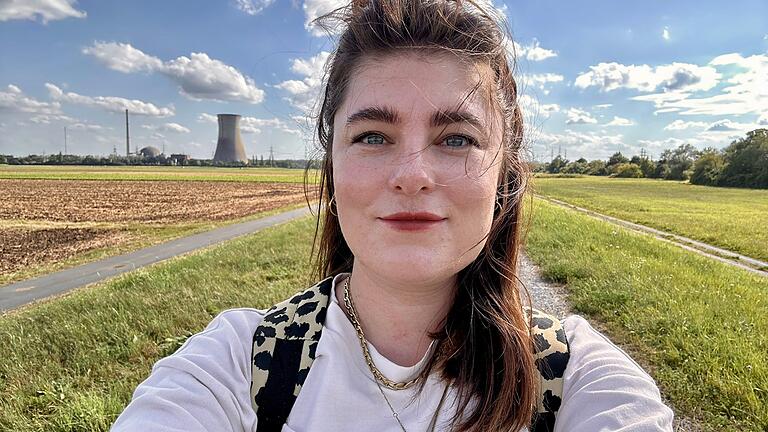 Da stehen sie noch: Lisa Marie Waschbusch hat die Sprengung vom Adam-Tasch-Weg aus begleitet. Da stehen sie noch: Lisa Marie Waschbusch hat die Sprengung vom Adam-Tasch-Weg aus begleitet. 