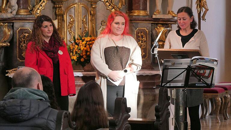 Beim Benefizkonzert am Sternenzaubertag in Hausen stellten (von links) Stefanie Hetterich, Bea Wänger und Julia Bedenk die Stiftung „Dein Sternenkind“ vor und bedankten sich für die Unterstützung.