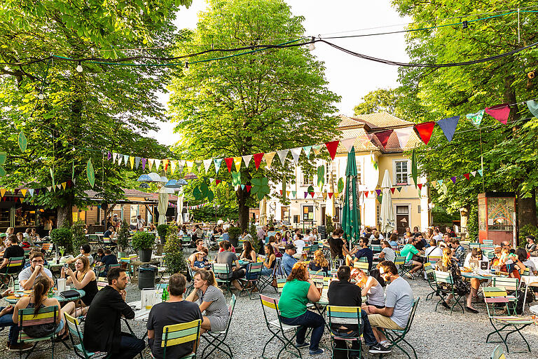 Das Talavera-Schlösschen hat eine lange Geschichte. Inzwischen findet sich dort die Waldschänke Dornheim mit großem Biergarten, der besonders bei Studierenden beliebt ist. Das Talavera-Schlösschen hat eine lange Geschichte. Inzwischen findet sich dort die Waldschänke Dornheim mit großem Biergarten, der besonders bei Studierenden beliebt ist.