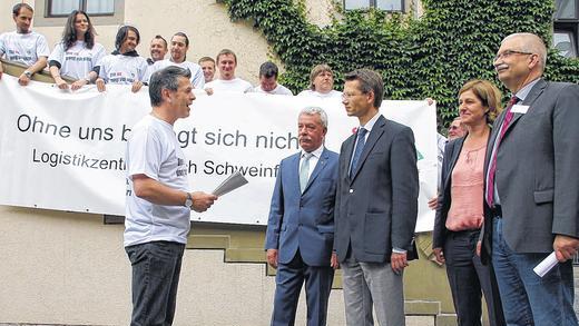 Unterschriften fürs Logistikzentrum: Vor einer Abordnung der Belegschaft (von links) Bereichsbetriebsrat Peter Ziegler, stellvertretender Landrat Peter Seifert, OB Sebastian Remelé, Barbara Resch (IG-Metall), Schaeffler-Gesamtbetriebsratsvorsitzender Norbert Lenhard. Unterschriften fürs Logistikzentrum: Vor einer Abordnung der Belegschaft (von links) Bereichsbetriebsrat Peter Ziegler, stellvertretender Landrat Peter Seifert, OB Sebastian Remelé, Barbara Resch (IG-Metall), Schaeffler-Gesamtbetriebsratsvorsitzender Norbert Lenhard.