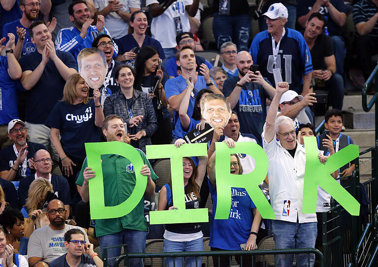 Noch einmal frenetisch von den eigenen Fans bejubelt wurde Dirk Nowitzki, der seine Karriere nach dieser NBA-Saison beendet. Noch einmal frenetisch von den eigenen Fans bejubelt wurde Dirk Nowitzki, der seine Karriere nach dieser NBA-Saison beendet.