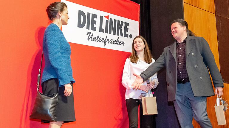 Werden sie sich wieder die Hand reichen? Beim Auftritt der damals noch-Linken Sahra Wagenknecht im März wurde sie auch von Agnes Conrad und Frank Hertel (von links) in der Schweinfurter Stadthalle begrüßt. Werden sie sich wieder die Hand reichen? Beim Auftritt der damals noch-Linken Sahra Wagenknecht im März wurde sie auch von Agnes Conrad und Frank Hertel (von links) in der Schweinfurter Stadthalle begrüßt. 