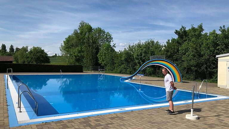 Ein Blick auf das 25 Meter lange Schwimmbecken mit Rutsche