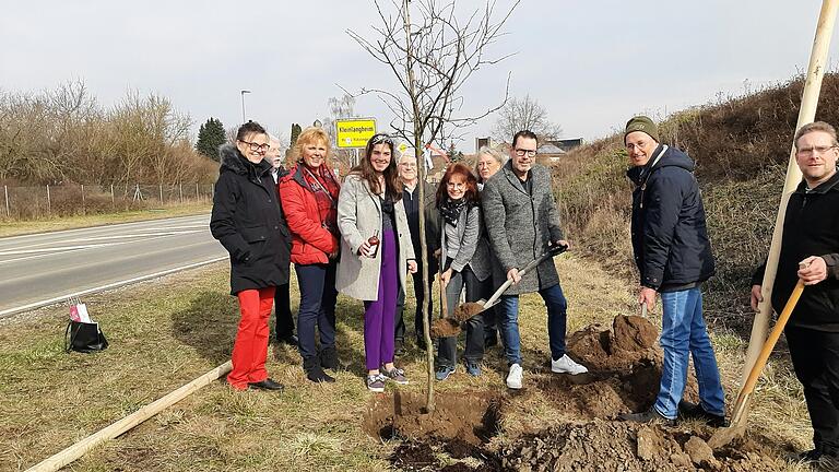 Die Deutsche Destillatkönigin Anna Steinmann gießt mit Zwetschgenwasser den gepflanzten Zwetschgenbaum an. Die Deutsche Destillatkönigin Anna Steinmann gießt mit Zwetschgenwasser den gepflanzten Zwetschgenbaum an.