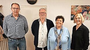 Die Vorsitzende Brigitte Mathes (rechts) und ihr Stellvertreter Lothar Nürnberger (von links) bedankten sich bei Gerhard und Gisela Grimm für die langjährige Mitarbeit im Diebacher Gartenbau- und Heimatpflegeverein.       -  Die Vorsitzende Brigitte Mathes (rechts) und ihr Stellvertreter Lothar Nürnberger (von links) bedankten sich bei Gerhard und Gisela Grimm für die langjährige Mitarbeit im Diebacher Gartenbau- und Heimatpflegeverein.