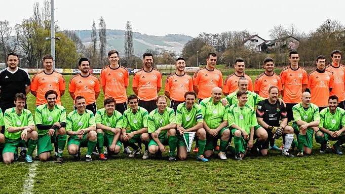 Team Förster kassiert 3:8-Schlappe gegen Tönnies       -  (erha)   Es hat nichts genutzt: Obwohl die Betriebsmannschaft der Firma Förster (Taubertaler Fleisch und Wurst) personell aufgestockt hat mit Mitarbeitern des Schlachthofs Neckermann in Aub und den Donnerstagskickern des FV Oberlauda (FVO), kassierte sie beim Benefiz-Fußballspiel für die &bdquo;Aktion Kinderträume&ldquo; eine 3:8-Schlappe gegen die Firma Tönnies aus Rheda-Wiedenbrück, ebenfalls aus der Fleischerei-Branche. Aus einer Wette entstanden, stellten die Beteiligten auf dem Fest- und Sportgelände des FVO ein Rahmenprogramm auf die Beine, das in dieser Form im Taubertal noch nicht präsentiert worden war. Die Tönnies-Mitarbeiter reisten an in einem original Schalke 04-Bus &ndash; auch das war Teil der Wette. Das torreiche Benefizspiel selbst fand vor etwa 200 Zuschauer statt, für Kreisligaspiele der Traum eines jeden Fußballvereins. Nach dem Abpfiff erklärten Christian Förster und Andreas Bohl und Frank Duffe (beide Fa. Tönnies), wie das Benefizevent zustandekam, aufgewertet durch eine 500-Euro-Spende der Volksbank Main-Tauber, übergeben von Philip Diehm. Das erklärte Ziel der &bdquo;Aktion Kinderträume&ldquo;: Sie gibt unheilbar kranken Kinder und ihren Familien finanzielle und materielle Hilfe. Reißenden Absatz fanden die Tombolalose, deren Gewinne die Fa. Tönnies zur Verfügung gestellt hatte. Das VIP-Ticket für ein Spiel in der Veltins-Arena auf Schalke für zwei Personen gewann die Familie von Holger Ebert &ndash; seines Zeichens Präsident der Narrengesellschaft Oberlauda und Vater von drei Kindern. Das Ticket wurde spontan auf fünf Personen und eine Übernachtung aufgestockt. Da hatte die Tochter beim Loseziehen ein glückliches Händchen. Der Vizepräsident des Badischen Fußballverbands, Jürgen Galm, überreichte im Auftrag der DFB-Stiftung-Egidius-Braun dem FVO einen Scheck über 500 Euro für die beispielhafte und gelebte Integrationsarbeit mit Flüchtlingen. Tönnies-Geschäftsführer Frank Duffe, offensichtlich positiv überrascht vom ehrenamtlichen Einsatz aller Helfer, lud diese zu einem Heimspiel der Schalker Elf nach Gelsenkirchen ein. Unser Bild: Vor dem Spiel präsentierten sich die Teams zu einem Erinnerungsfoto (kniend das Team Förster, stehend Tönnies).