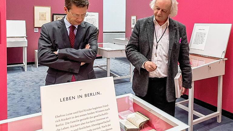 Kurator Rudolf Kreutner (r.) erklärt OB Sebastian Remelé die Ausstellung.