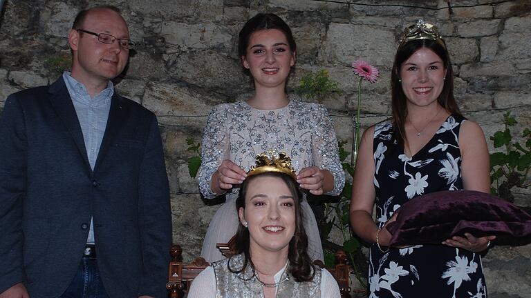 Eva setzt im Beisein von Markus Öder, stellvertretenden Vorsitzenden des Winzervereins (links) und der Fränkischen Weinprinzessin Carolin Meyer der neuen Weinprinzessin Lisa die Krone auf.