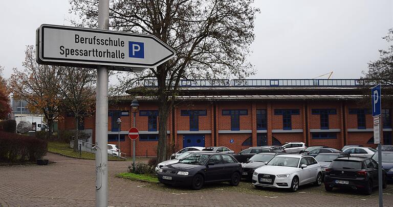 Die Spessarttorhalle in Lohr: Hier ist das Impfzentrum des Landkreises Main-Spessart untergebracht. Die Spessarttorhalle in Lohr: Hier ist das Impfzentrum des Landkreises Main-Spessart untergebracht.