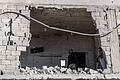 Nahostkonflikt - Aleppo       -  Ein Mann steht nach einem Luftangriff auf die Stadt Atarib in der Umgebung von Aleppo in einem zerstörten Gebäude. (Archivbild)