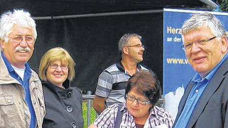 Unterschriftenaktion: Für den Erhalt der Kaserne Volkach sammelten die Volkacher Stadträte (von links) Dieter Söllner und Barbara Schmitt beim Tag der offenen Tür Unterschriften. Auch MdB Frank Hofmann unterstützte die Aktion, mit der die Verankerung der Soldaten der Mainfranken-Kaserne in der Bevölkerung verdeutlicht wird. Die Unterschriftenlisten liegen auch in vielen Volkacher Geschäften aus. Unterschriftenaktion: Für den Erhalt der Kaserne Volkach sammelten die Volkacher Stadträte (von links) Dieter Söllner und Barbara Schmitt beim Tag der offenen Tür Unterschriften. Auch MdB Frank Hofmann unterstützte die Aktion, mit der die Verankerung der Soldaten der Mainfranken-Kaserne in der Bevölkerung verdeutlicht wird. Die Unterschriftenlisten liegen auch in vielen Volkacher Geschäften aus.