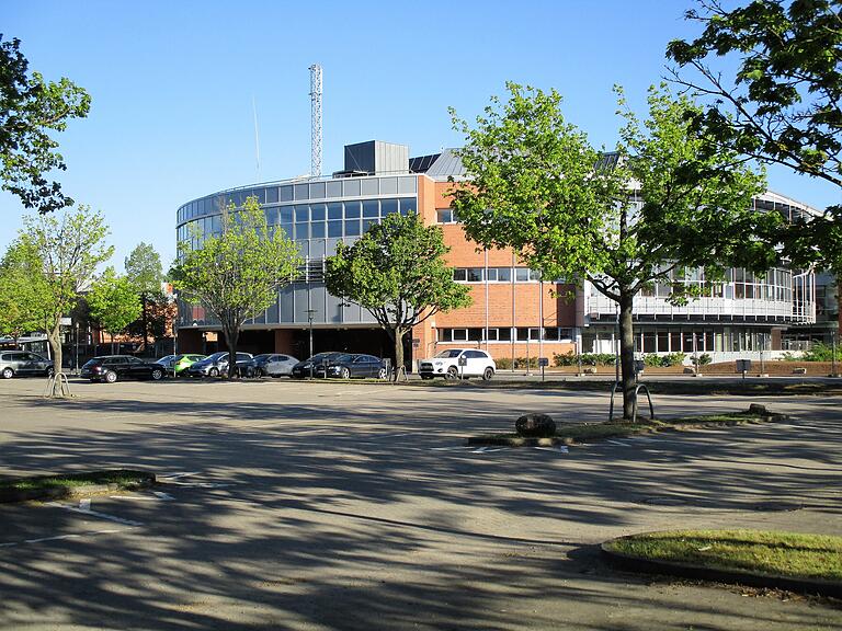 Ungewohnter Anblick: Der fast leere Parkplatz der FHWS an der Fritz-Drescher-Straße.
