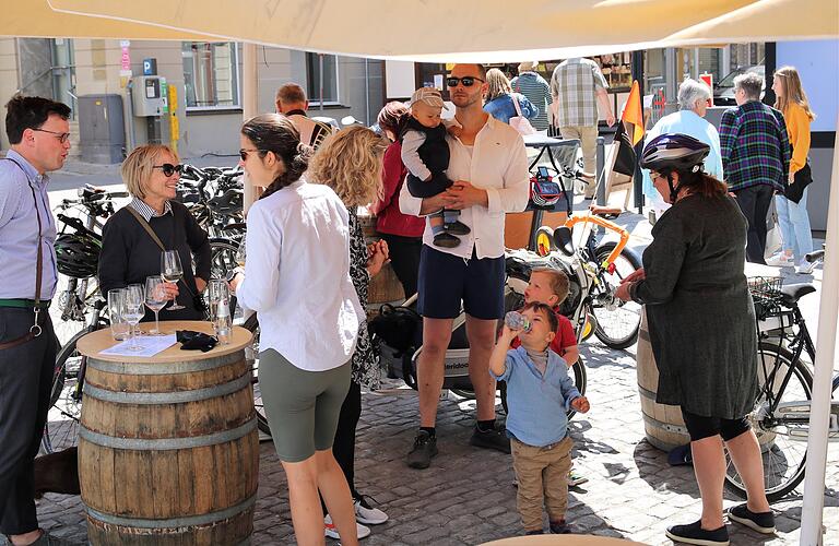 Die angenehmen Temperaturen machten durstig. Am Volkacher Marktplatz konnte man wieder mit der ganzen Familie Rast machen. Auch hier: Für Sicherheitsabstand war zu viel los. Die angenehmen Temperaturen machten durstig. Am Volkacher Marktplatz konnte man wieder mit der ganzen Familie Rast machen. Auch hier: Für Sicherheitsabstand war zu viel los.