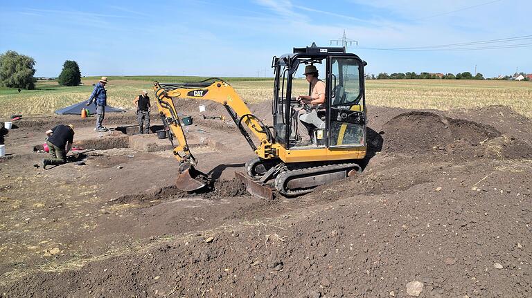 Die Archäologen untersuchten Schicht für Schicht des merowingischen Siedlungsgebiets. Die Archäologen untersuchten Schicht für Schicht des merowingischen Siedlungsgebiets.