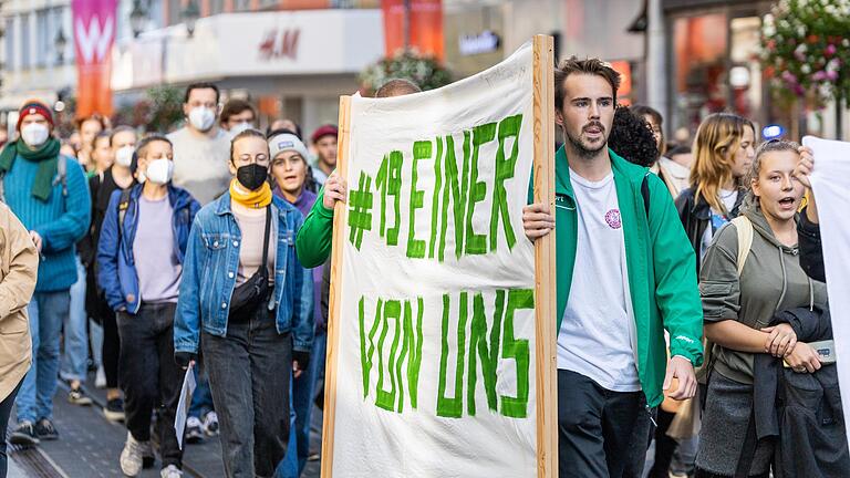 Zahlreiche Mitspieler, Vereinskollegen, Freunde und Bekannte nahmen am Protestzug vom Barbarossaplatz zum Verwaltungsgericht in der Burkarderstraße in Würzburg teil. Zahlreiche Mitspieler, Vereinskollegen, Freunde und Bekannte nahmen am Protestzug vom Barbarossaplatz zum Verwaltungsgericht in der Burkarderstraße in Würzburg teil.