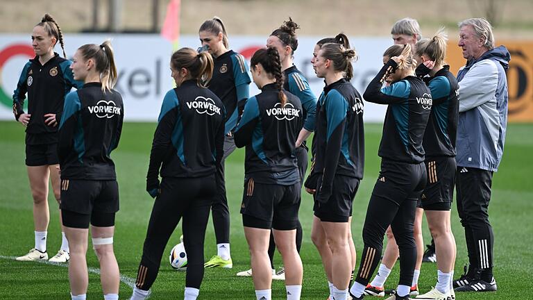 Horst Hrubesch.jpeg - Horst Hrubesch (rechts) und die DFB-Spielerinnen beim Training auf dem DFB-Campus. Horst Hrubesch.jpeg - Horst Hrubesch (rechts) und die DFB-Spielerinnen beim Training auf dem DFB-Campus.