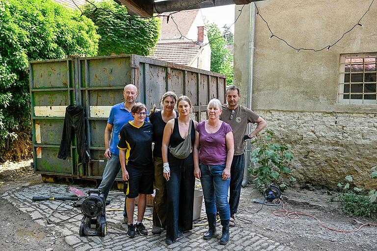Björn Keyser, Spenden-Initiatorin Larissa Grösch, Daniela Schneider, Helen Schneider, Doris Hienz und Marcus Schneider (von links) stehen vor einem Container mit Resten von Haus und Hof. Es ist schon der zweite. Björn Keyser, Spenden-Initiatorin Larissa Grösch, Daniela Schneider, Helen Schneider, Doris Hienz und Marcus Schneider (von links) stehen vor einem Container mit Resten von Haus und Hof. Es ist schon der zweite.