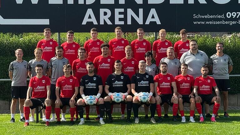 Die Mannschaft der DJK Schwebenried/Schwemmelsbach in der Saison 2024/2025. Hinten von links: Yannick Deibl, Tobias Burger, Lino Schramm, Marcel Behr, Niko Reuß, Finn Weißenberger, Justin Ziegler. Mitte von links: Trainer Thomas Cäsar, Torwarttrainer Frank Popp, Felix Zöller, Sebastian Lehmann, Luca Weber, Kevin Neubauer, 2. Vorsitzende Wilma Stürmer, Abteilungsleiter Jürgen Stürmer, Betreuer Fabian Dürr, 1. Vorsitzender Alexander Ziegler. Vorne von links: Lucas Fleischmann, Lucas Schneider, Christoph Saballus, Leo Brand, Leon Hartmann, Christopher Lehmann, Luca Sillner, Aiman Chibani. Es fehlt: Physiotherapeutin Maria Bose. Die Mannschaft der DJK Schwebenried/Schwemmelsbach in der Saison 2024/2025. Hinten von links: Yannick Deibl, Tobias Burger, Lino Schramm, Marcel Behr, Niko Reuß, Finn Weißenberger, Justin Ziegler. Mitte von links: Trainer Thomas Cäsar, Torwarttrainer Frank Popp, Felix Zöller, Sebastian Lehmann, Luca Weber, Kevin Neubauer, 2. Vorsitzende Wilma Stürmer, Abteilungsleiter Jürgen Stürmer, Betreuer Fabian Dürr, 1. Vorsitzender Alexander Ziegler. Vorne von links: Lucas Fleischmann, Lucas Schneider, Christoph Saballus, Leo Brand, Leon Hartmann, Christopher Lehmann, Luca Sillner, Aiman Chibani. Es fehlt: Physiotherapeutin Maria Bose.