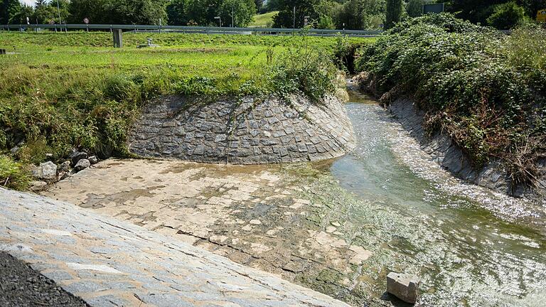 Hier gelangt das Wasser aus Reichenberg in den Heigelsbach. Ungebremst schießt es durch eine Engstelle. Ein Rohr, durch das das Wasser kontrolliert in den Bach gelangen sollte, wurde beim ersten Hochwasser aufgrund der Wucht der Flut weggeschwemmt. Hier gelangt das Wasser aus Reichenberg in den Heigelsbach. Ungebremst schießt es durch eine Engstelle. Ein Rohr, durch das das Wasser kontrolliert in den Bach gelangen sollte, wurde beim ersten Hochwasser aufgrund der Wucht der Flut weggeschwemmt. 