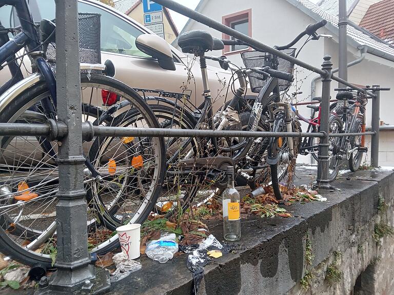 Müllkippe Obere Bachgasse: Ausrangierte Fahrräder, leere Flaschen und sonstiger Dreck gammeln auf einem Parkplatz vor sich hin. Müllkippe Obere Bachgasse: Ausrangierte Fahrräder, leere Flaschen und sonstiger Dreck gammeln auf einem Parkplatz vor sich hin.