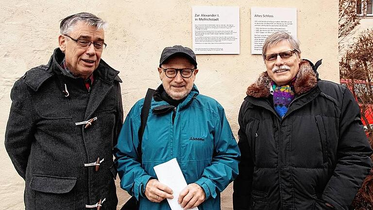 Drei Repräsentanten des Rhönklub-Zweigvereins Mellrichstadt freuen sich über die Gedenkplakette, die an einen Aufenthalt des Zaren in Mellrichstadt erinnert. Im Bild (von links) Harald Schellenberger, Vorstandsvorsitzender Franz Margraf und Wolfgang Feiler, die die von diesem Klub gestiftete Gedenktafel gemeinsam der Öffentlichkeit übergeben hatten.