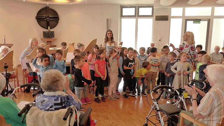 Die Gestalter der Frühlingsmatinee: Kindergartenkinder vom Seeweg, Veeh-Harfengruppe und Chor des Seniorenheimes St. Martin.