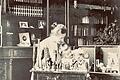 Marcella Boveri mit ihrer Tochter Margret an Weihnachten 1904 in der eleganten Wohnung in der Äußeren Pleich.