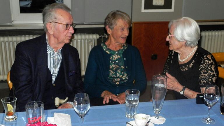 Es gab viel zu erzählen (von links): Franz Pecht, Ruth Fickel und Viktoria Pracht. Es gab viel zu erzählen (von links): Franz Pecht, Ruth Fickel und Viktoria Pracht.