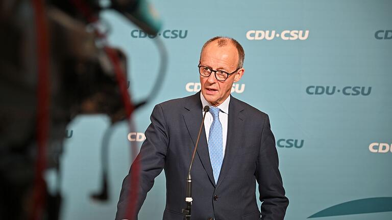 Fraktionssitzungen - CDU-Chef Friedrich Merz zeigt sich am Ende zufrieden mit dem Wahltermin Fraktionssitzungen - CDU-Chef Friedrich Merz zeigt sich am Ende zufrieden mit dem Wahltermin