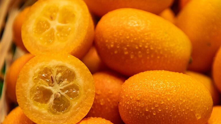 Kumquat (Fortunella) - Kleine Frucht, großer Geschmack: Kumquats sind nur pflaumengroß, vereinen in sich aber süße und saure Aromen. Kumquat (Fortunella) - Kleine Frucht, großer Geschmack: Kumquats sind nur pflaumengroß, vereinen in sich aber süße und saure Aromen.
