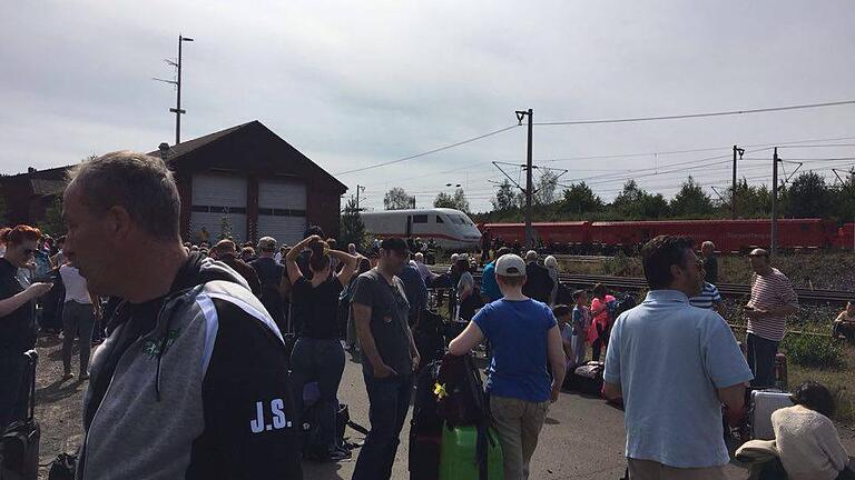 Wölfe - Die Zweitliga-Handballer der DJK Rimpar Wölfe warten am Betriebsbahnhof Kircheim nahe Fulda auf einen Ersatz-ICE. Wölfe - Die Zweitliga-Handballer der DJK Rimpar Wölfe warten am Betriebsbahnhof Kircheim nahe Fulda auf einen Ersatz-ICE.