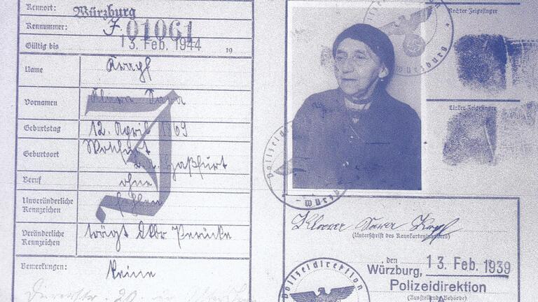 Letzte Spur von Klara Krapf: Ihr Personalausweis wurde 1943 von Theresienstadt an die Gemeinde Wonfurt geschickt, wo er heute im Archiv aufbewahrt ist. Letzte Spur von Klara Krapf: Ihr Personalausweis wurde 1943 von Theresienstadt an die Gemeinde Wonfurt geschickt, wo er heute im Archiv aufbewahrt ist.