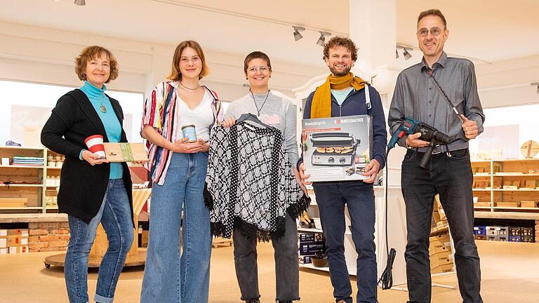 Das Team ist bereit für die Eröffnung vom Zukunftshaus in Würzburg. Im Bild von links: Martina Preu, Florentin Schlereth, Katja Jurak, Mathias Pieper und Ulrich Emmerling. Das Team ist bereit für die Eröffnung vom Zukunftshaus in Würzburg. Im Bild von links: Martina Preu, Florentin Schlereth, Katja Jurak, Mathias Pieper und Ulrich Emmerling.