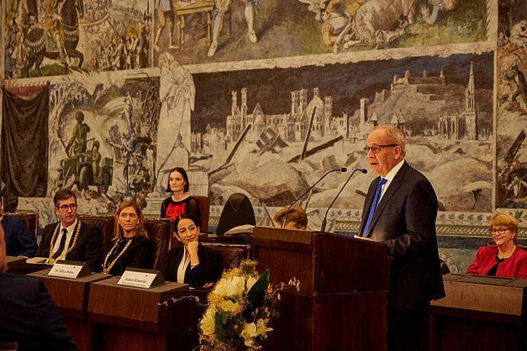 Regierungspräsident Eugen Ehmann (am Pult) mahnt den Stadtrat, bei wichtigen Einrichtungen für eine gute verkehrliche Anbindung zu sorgen. Regierungspräsident Eugen Ehmann (am Pult) mahnt den Stadtrat, bei wichtigen Einrichtungen für eine gute verkehrliche Anbindung zu sorgen.