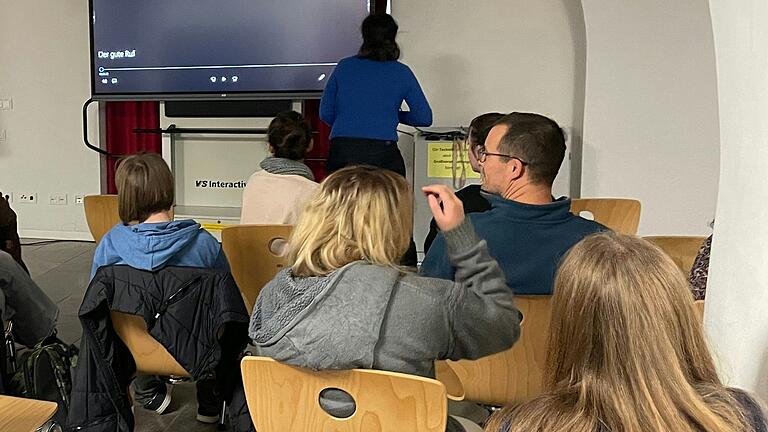 Die Premiere findet mit handverlesenem Publikum statt. Der Schritt in die Öffentlichkeit fällt schwer. Die Premiere findet mit handverlesenem Publikum statt. Der Schritt in die Öffentlichkeit fällt schwer.
