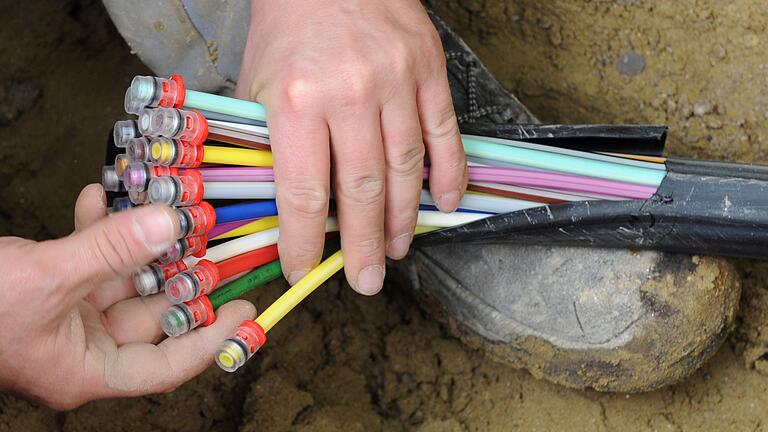 Mit Glasfaserkabel ist das Internet am schnellsten. Den Breitbandausbau erledigen die Kommunen in Rhön-Grabfeld gemeinsam. Mit Glasfaserkabel ist das Internet am schnellsten. Den Breitbandausbau erledigen die Kommunen in Rhön-Grabfeld gemeinsam.