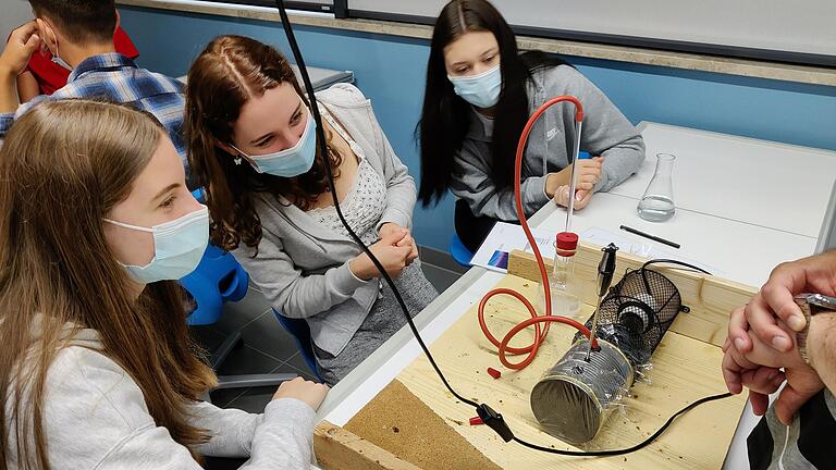 Experimente mit dem Klimakoffer am Gymnasium Lohr.