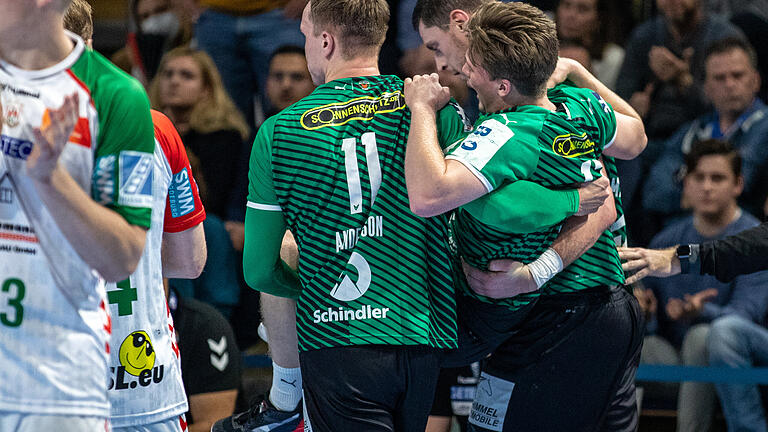 Es sah schon im Spitzenspiel der Handball-Bundesliga zwischen den Füchsen Berlin und dem SC Magdeburg schlimm aus: Lasse Andersson (links) und Mijajlo Marsenic tragen den verletzten Berliner Nils Lichtlein vom Feld in der Max-Schmeling-Halle. Es sah schon im Spitzenspiel der Handball-Bundesliga zwischen den Füchsen Berlin und dem SC Magdeburg schlimm aus: Lasse Andersson (links) und Mijajlo Marsenic tragen den verletzten Berliner Nils Lichtlein vom Feld in der Max-Schmeling-Halle.