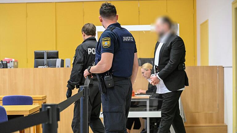 Kai K. auf dem Weg zur Anklagebank im Schweinfurter Landgericht: Doch auch der 13. Verhandlungstag im 'Go&Change'-Prozess endete am Freitag früher als geplant. Kai K. auf dem Weg zur Anklagebank im Schweinfurter Landgericht: Doch auch der 13. Verhandlungstag im 'Go&Change'-Prozess endete am Freitag früher als geplant.