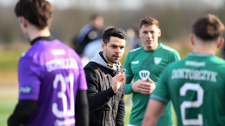 Trainer Victor Kleinhenz (FC Schweinfurt 05) und seine Mannschaft hoffen auf einen Sieg im Testspiel gegen den FV 04 Würzburg. Trainer Victor Kleinhenz (FC Schweinfurt 05) und seine Mannschaft hoffen auf einen Sieg im Testspiel gegen den FV 04 Würzburg.