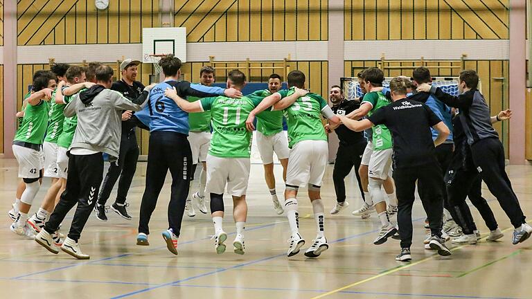 Über die Meisterschaft in der Bezirksoberliga jubelten die Handballer der DJK Waldbüttelbrunn II am 5. April nach dem Sieg beim Spitzenspiel in Volkach. Doch die eigene erste Mannschaft könnte ihre Aufstiegsambitionen zunichtemachen.