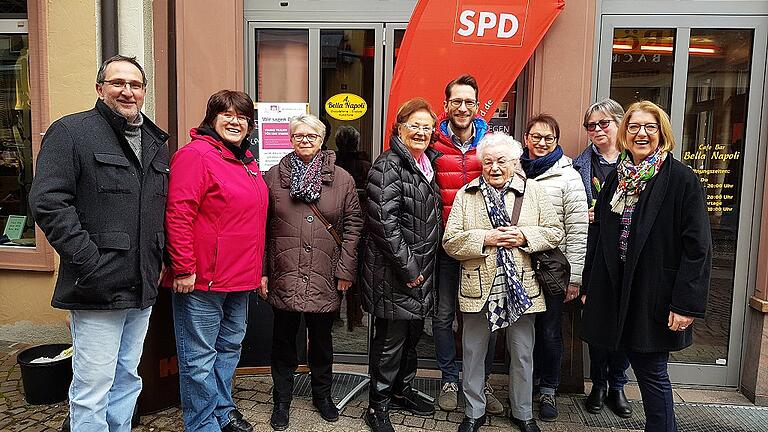 Es ist kaum zu erkennen, aber die Lohrer SPDler verteilten am Weltfrauentag tatsächlich rote Tulpen und sprachen mit Passantinnen. Es ist kaum zu erkennen, aber die Lohrer SPDler verteilten am Weltfrauentag tatsächlich rote Tulpen und sprachen mit Passantinnen.