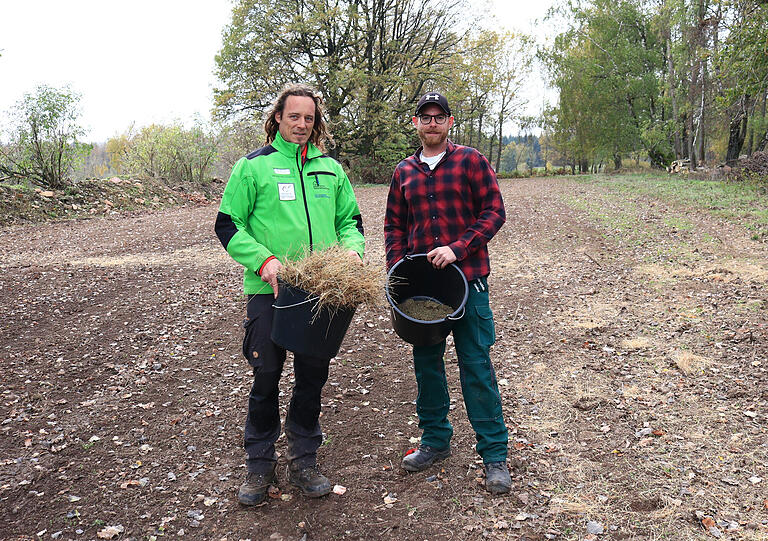 Christian Salomon und Bewirtschafter Dominik Herteux bei der Ansaat. Christian Salomon und Bewirtschafter Dominik Herteux bei der Ansaat.