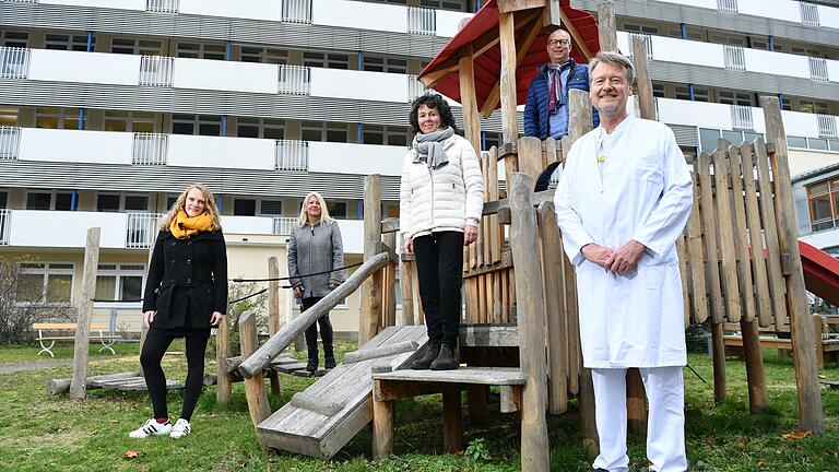 Arbeiten für das Wohl der Kinder und ihrer Eltern eng zusammen (von links): Die Psychologin Eva Wollner, die Kiwi-Aktiven Gaby Krug, Ina Schmolke und Stefan Wolf sowie Johannes Wirbelauer von der Würzburger Universitäts-Kinderklinik.