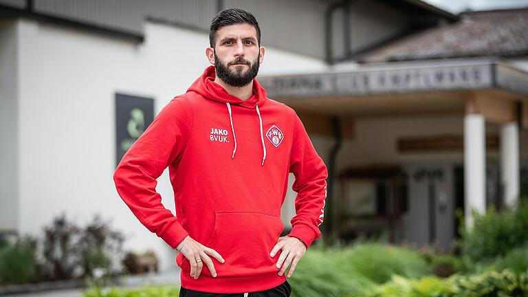 Er soll der neue Anführer bei den Kickers werden: Neuzugang Fanol Perdedaj vor dem Teamhotel der Kickers in Ampflwang in Oberösterreich.