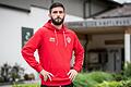 Er soll der neue Anführer bei den Kickers werden: Neuzugang Fanol Perdedaj vor dem Teamhotel der Kickers in Ampflwang in Oberösterreich.