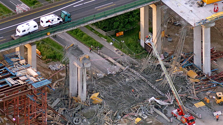 dpa       -  Am 15. Juni 2016 stürzte bei Betonierarbeiten ein Teil der Talbrücke Schraudenbach der A7 ein. Seit März 2023 müssen sich vier Angeklagte vor Gericht verantworten.
