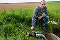 Andreas Römer beim Überprüfen seines Brunnens auf seinem Acker nahe Egenhausen. Hier hat der Landwirt zuletzt zirka 20 Milligramm Nitrat pro Liter Wasser gemessen. Der Wert liegt damit unter dem zulässigen Höchstwert.