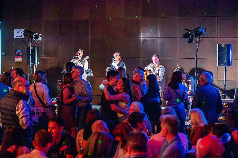 Beim Kelterhallen-Weinfest wird geschöppelt, gegessen und getanzt. Auf der Bühne war im Vorjahr die Band 'famos'. Beim Kelterhallen-Weinfest wird geschöppelt, gegessen und getanzt. Auf der Bühne war im Vorjahr die Band 'famos'.